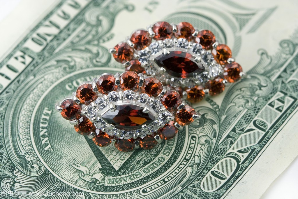 珠寶首飾、金錢與化妝品 現代消費文化的象征與反思